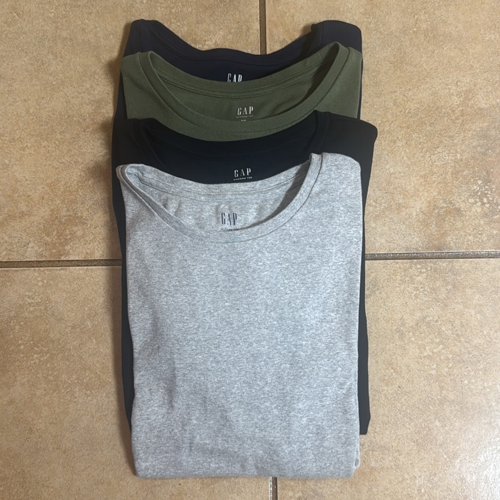 Bundle of 4 GAP Modern Crew Neck Tees Black, Navy, Heather Gray & Olive